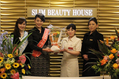 メトロポリタンホテル内にオープンしたスリムビューティハウスを訪れたミス日本「水の天使」の横山林沙さん（左端）とミス日本グランプリの鈴木恵梨佳さん（左から２人目）