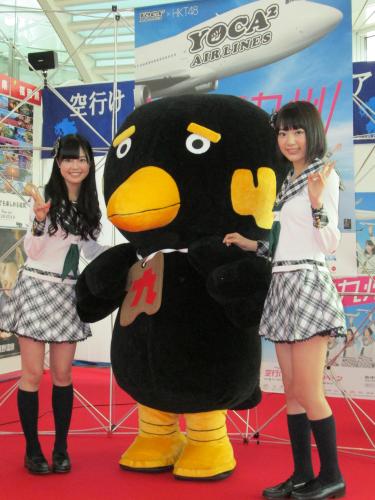 九州観光キャンペーンのイベントに登場しＨＫＴ４８の本村碧唯（左）と宮脇咲良。中央は九州の観光隊長ゆるキャラの「キューちゃん」