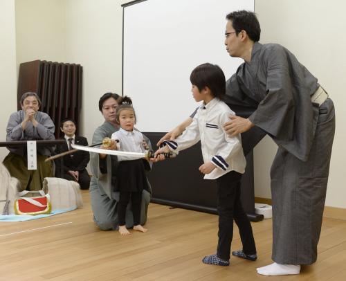 こども歌舞伎スクール「寺子屋」の参加希望者向け説明会で、演技の指導を受ける子供たち