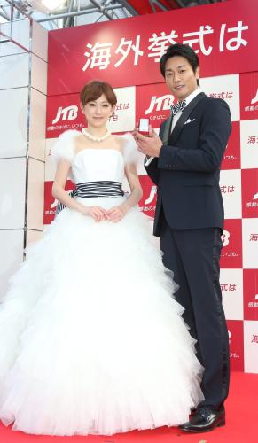 海外挙式のＰＲイベントで、モデルの近藤しづかとポーズを取る永井大