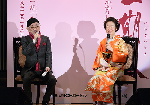 ラジオ日本「杉紀彦のラジオ村」のパーソナリティーで、放送作家＆作詞家・杉紀彦さん（左）とトークを披露する田川寿美