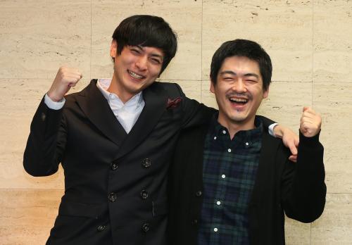 ＜ブルーリボン賞＞主演男優賞の高良健吾（左）は沖田修一監督と笑顔