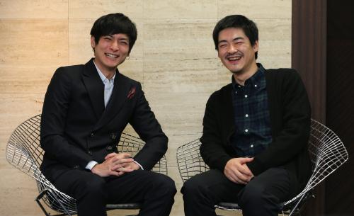 ＜ブルーリボン賞＞主演男優賞の高良健吾（左）と笑顔を見せる沖田修一監督