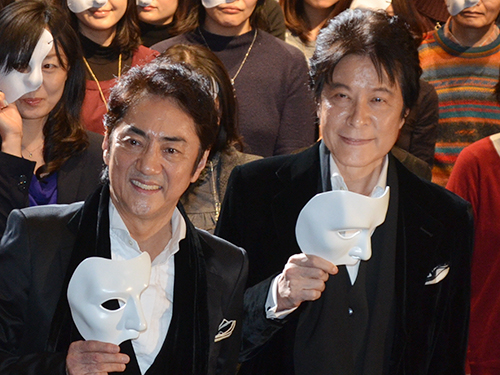 ミュージカル「ラブ・ネバー・ダイ」の製作発表に出席した市村正親（左）と鹿賀丈史