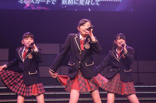 前座でステージデビューした「ドラフト会議」で選ばれたメンバー（左から）後藤萌咲、西山怜那、横島亜衿