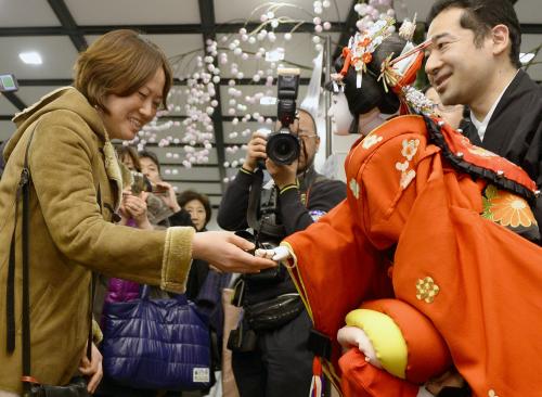 初春公演の千秋楽を迎えた大阪・国立文楽劇場で、演者が手にする人形に触れる観客