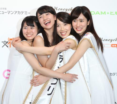 全日本美声女コンテストで（左から）マルチメディア賞の吉村那奈美さん、グランプリの辻美優さん、準グランプリの高橋美衣さんと花房里枝さん