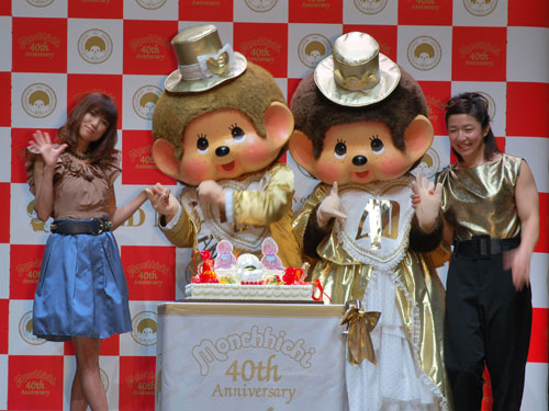 【画像・写真】誕生日が同じ…ｈｉｔｏｍｉ、モンチッチ生誕４０周年祝う