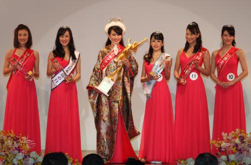 「第４６回　ミス日本グランプリ決定コンテスト２０１４」４６代目のミス日本グランプリに輝いた沼田萌花さんら（左から３人目）