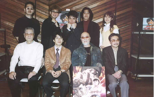 ２００３年、「はじめの一歩」で会見する（前列左から）加藤精三さん ...