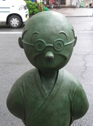頭部の一本毛を抜かれた桜新町駅西口の「波平」銅像