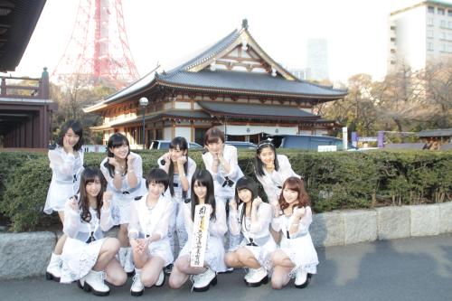 「モーニング娘。’１４」ヒット祈願で、東京タワーを背景にポーズをとるメンバーたち