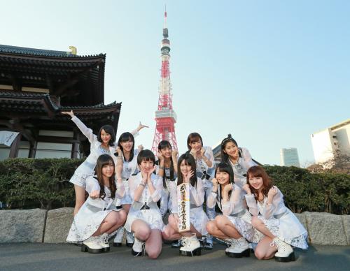 増上寺と東京タワーをバックに笑顔の「モーニング娘。’１４」