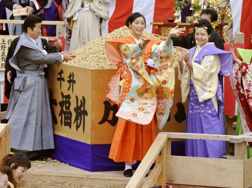 成田山大阪別院の節分祭で豆をまく右から女優の財前直見、杏、松井一郎大阪府知事