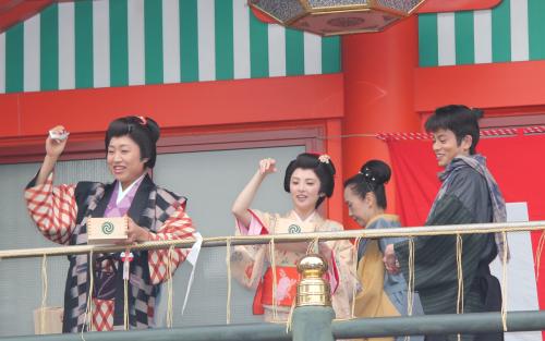 神田明神　節分祭豆まき式に登場した（左から）山崎静代、田中麗奈、吉沢悠