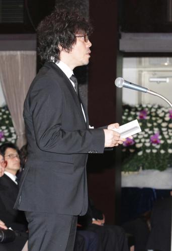 永井一郎さん告別式で弔辞を読むマンガ家の浦沢直樹氏