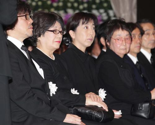 永井一郎さん告別式に参列した（左から）漫画家の浦沢直樹氏、加藤みどり、冨永みーな