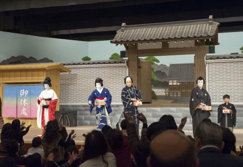新開場の歌舞伎座で初めての豆まきを行った市川染五郎（中央）ら