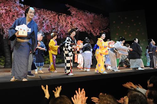 【画像・写真】染五郎、新開場後初めて歌舞伎座で豆まき　新橋演舞場では獅童が…