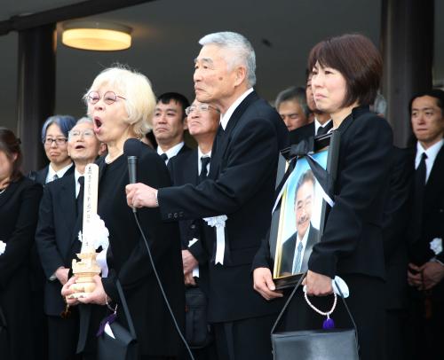 永井一郎さんの告別式で、出棺の際に波平のセリフ「ばかも～ん」と叫ぶ（左から）喪主の永井彩子さん、弟夫妻の二郎さんと文子さん