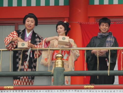 神田明神の節分祭豆まき式に役衣装で登場した（左から）山崎静代、田中麗奈、吉沢悠
