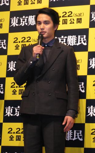 主演映画「東京難民」の完成披露試写会に出席し、あいさつをする中村蒼