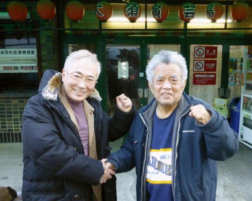 大須演芸場の救済を申し出た「高須クリニック」院長の高須克弥氏（左）と握手する演芸場席亭の足立秀夫さん