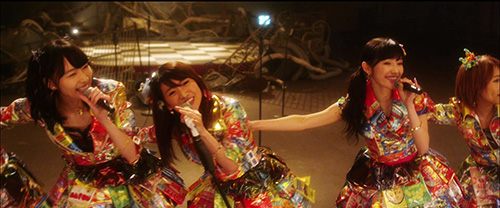 ＡＫＢ４８新曲「前しか向かねえ」のミュージックビデオで、肩を組んで元気に歌う大島優子（左から２人目）