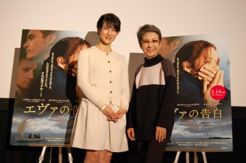 映画「エヴァの告白」のトークイベントを行った中江有里（左）と綾戸智恵