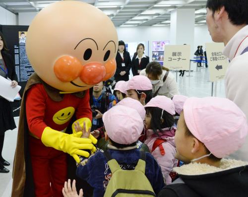 やなせたかしさんをしのぶ会の会場で、子どもたちを迎えるアンパンマン＝６日午前、東京都新宿区