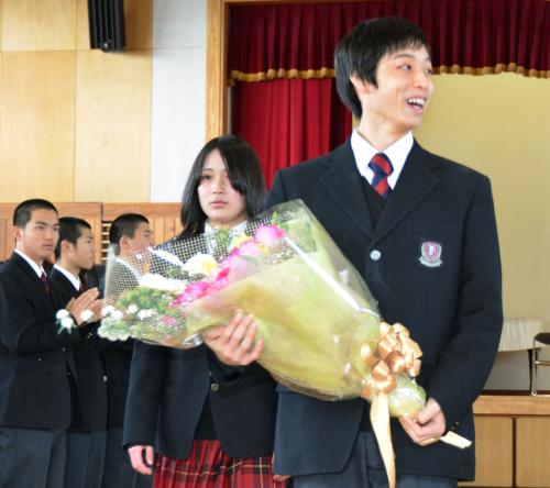 松本第一高校の同級生らに優勝報告し、祝福される二山治雄さん