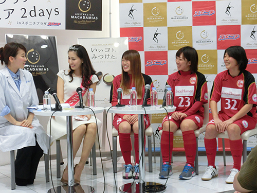 女子サッカー選手とトークするミス日本グランプリの沼田萌花さん（左から２人目）