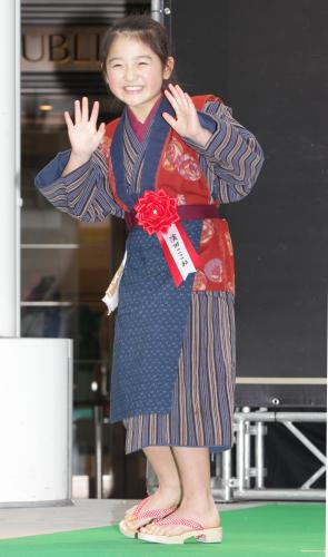 毎日映画コンクール表彰式に「おしん」の衣装で登場した濱田ここね