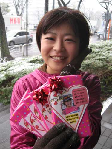 バレンタインチョコを届けるため、走ってスポニチを訪れたフリーアナウンサーの中島彩