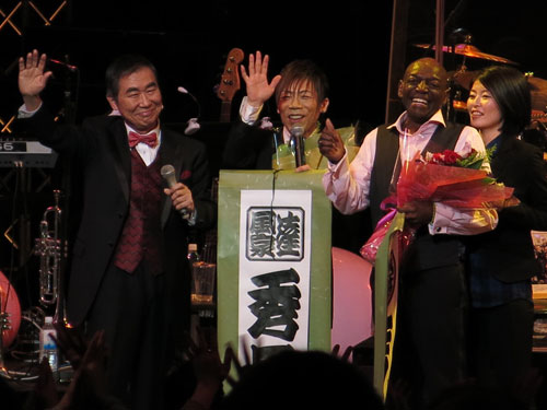 千秋楽の舞台で笑顔を見せる（左から）ゲストの桂文枝、ＨＩＤＥＢＯＨ、ヒントン・バトル
