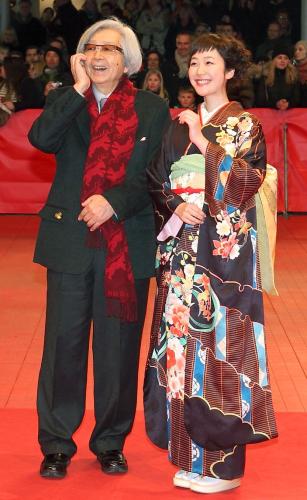 ベルリン国際映画祭で、上映会場前のレッドカーペットに立つ山田洋次監督（左）と黒木華