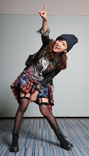 最新曲「前しか向かねえ」のイメージでポーズを決める大島優子