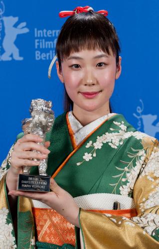 ベルリン国際映画祭で最優秀女優賞に輝き、トロフィーを手にする黒木華