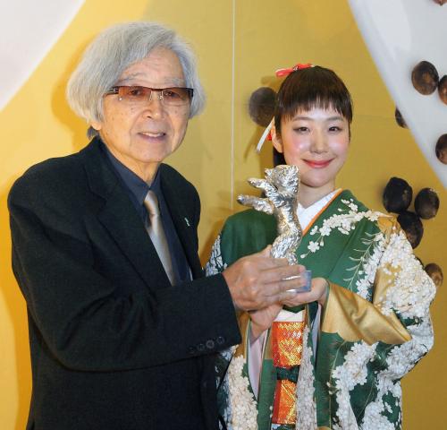 第６４回ベルリン国際映画祭で最優秀女優賞を受賞した黒木華（右）をたたえる山田洋次監督