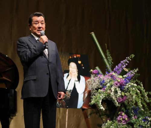 岩谷時子さんの遺影の前で歌う加山雄三