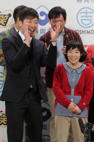 「静岡発！よしもとチャリ笑プロジェクト」発表記者会見で山田花子（右）のアドバイスに爆笑するあべこうじ