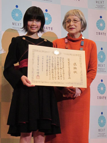 感謝状を贈呈された小芝風花（左）と原作者の角野栄子さん