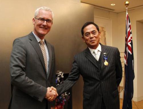 オーストラリアのブルース・ミラー駐日大使（左）からオーストラリア勲章を受章した柴俊夫