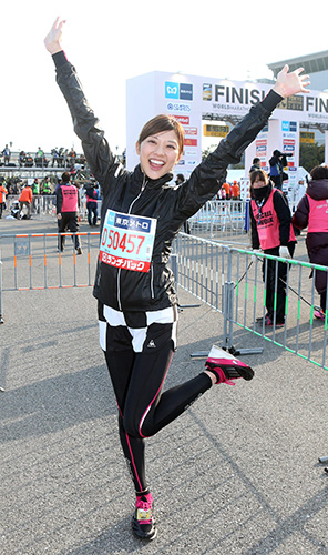 東京マラソンで完走を果たした山岸舞彩はフィニッシュゲートをバックに大喜び