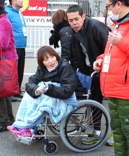 東京マラソンで完走できず、車いすに乗る友美夫人とノッチ