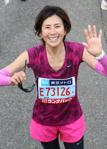東京マラソンでゴール後、笑顔で手を振る長谷川理恵