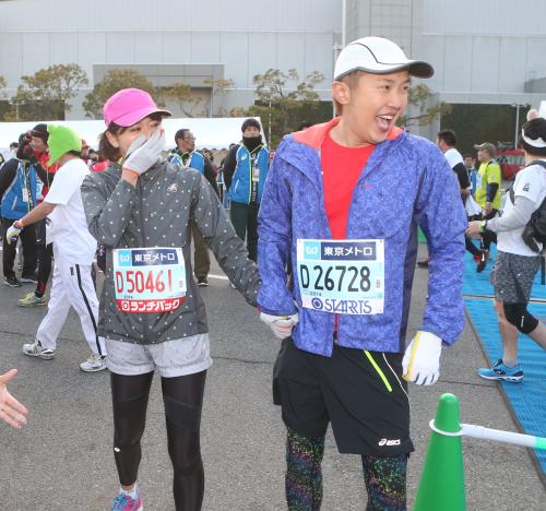 東京マラソンで完走した金子貴俊（右）と美保夫人