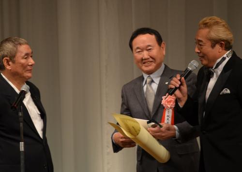 「東スポ映画大賞」授賞式に出席した板東英二（右）。ビートたけしにいじられ笑顔