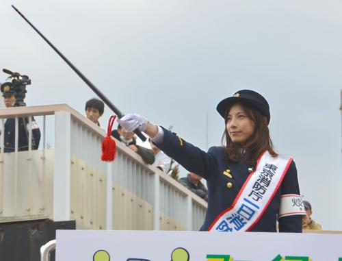 【画像・写真】加藤あいが一日消防署長　ＪＲ上野駅で演習