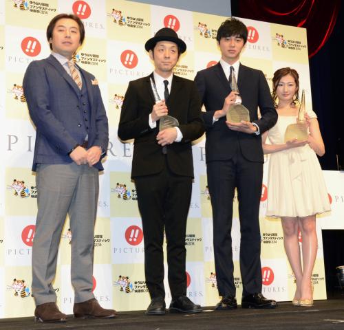 「ゆうばり国際ファンタスティック映画祭」開会式に出席した脚本家の宮藤官九郎さん（左から２人目）ら